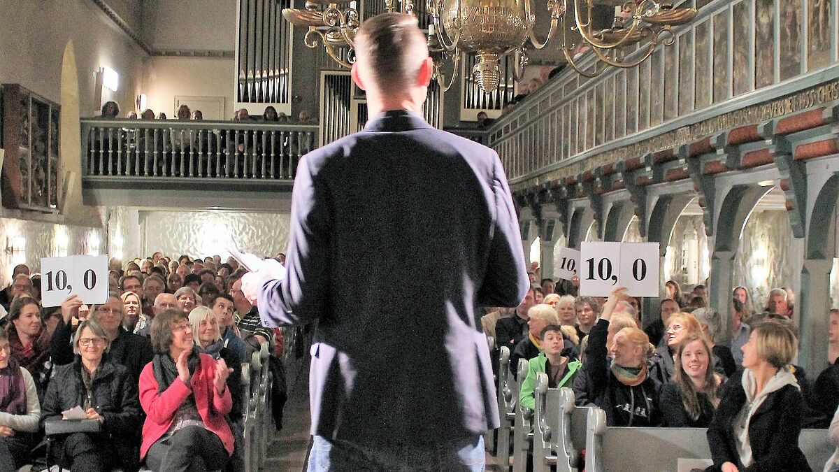 Beim Poetry Slam am Reformationstag bewertet das Publikum die Beiträge des Vortragenden.