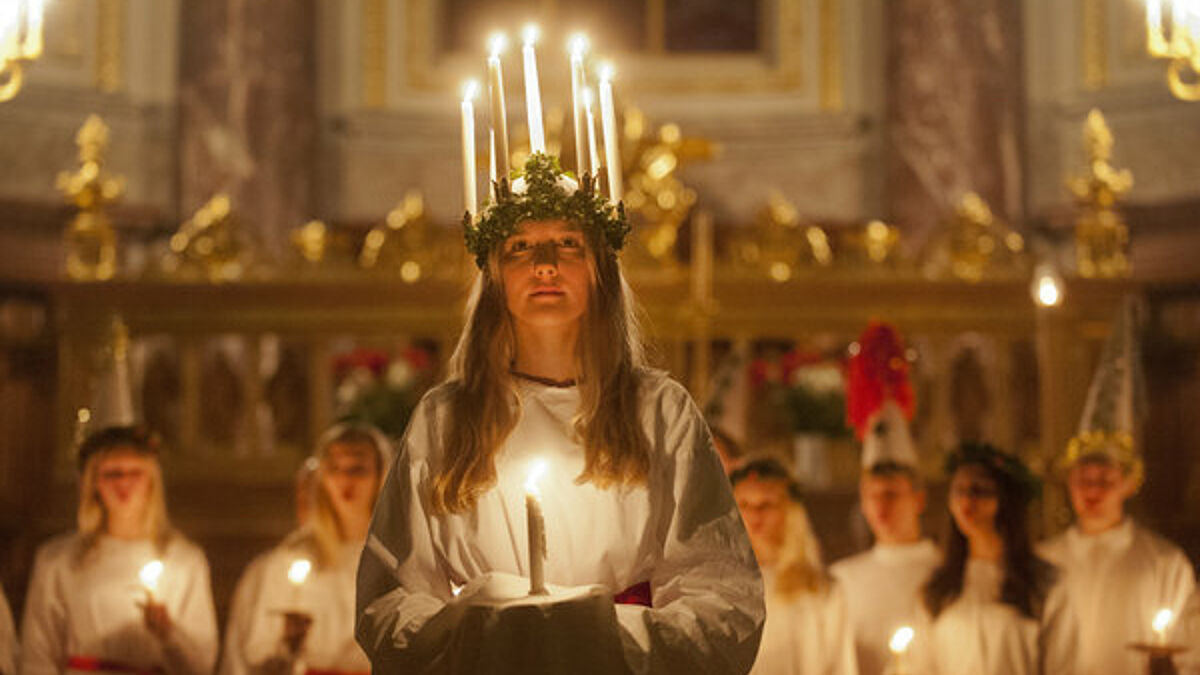 Faline Hager trat am Sonntagabend (09.12.12) als schwedische Lichterkönigin Lucia mit einem brennenden Kerzenkranz auf ihrem Kopf  im Berliner Dom bei einem Adventskonzert auf. Der renommierte "Stockholms Musikgymnasiums Kammarkör" sang unter der Leitung von Helene Stureborg im Schein der Lichterkronen schwedische, deutsche und internationale Weihnachtslieder. Das Luciafest ist ein vorweihnachtlicher Brauch, der vor allem in Schweden verbreitet ist. Das Fest fällt immer auf den 13. Dezember, der in den christlichen Kirchen der Gedenktag der Heiligen Lucia ist und vor der Gregorianischen Kalenderreform der kürzeste Tag des Jahres war. Die wichtigsten Elemente sind das Tragen von weißen Gewändern und Kerzen, der Verzehr von traditionellem Safrangebäck (lussekatter), das Singen von Lucialiedern, und die Wahl einer örtlichen Lucia.