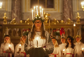Weiße Gewänder, ein Kerzenkranz auf dem Kopf - das schwedische Lichterfest am Luciatag ist mittlerweile auf der ganzen Welt beliebt. (Foto: Luciafeier im Berliner Dom 2012).