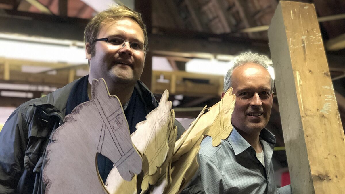 Steckenpferde und alte Orgelpfeifen: Niels Sönnichsen (li.) und Pastor Albrecht Martins haben auf dem Dachboden der St.-Johannes-Kirche in die Ecken geschaut. Und einiges gefunden.