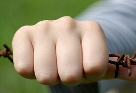 Zaun mit einer Hand 