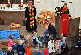Pastorin Maike Lauther-Pohl und Pastorin Karin Emersleben gestalteten den Reformationsgottesdienst für Kinder und Erwachsene