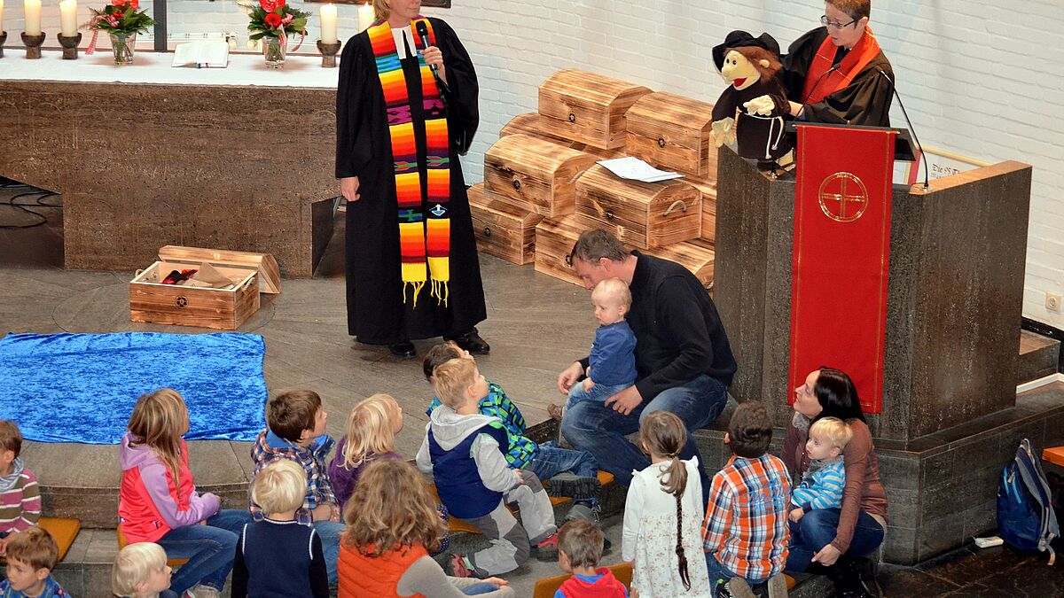 Pastorin Maike Lauther-Pohl (links) und Pastorin Karin Emersleben, Sprengelbeauftragte für das Reformationsjubiläum, gestalteten den Reformationsgottesdienst für Kinder und Erwachsene