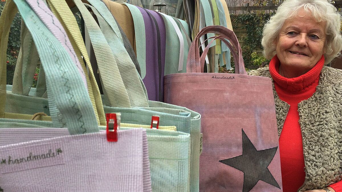 Tolle Idee: Gitta Klenner-Wacker hat lange getüftelt, bis aus alter Gerüstplane eine schicker Shopper geworden ist