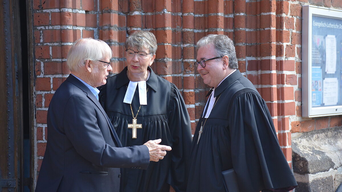 Landesbischöfin Kristina Kühnbaum-Schmidt und Bischof Michael Chalupka (r.) mit Altbischof Hermann Beste nach dem Kanzeltausch. 

