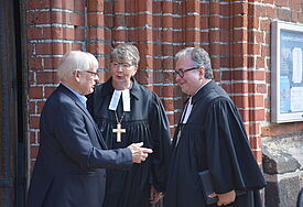 Landesbischöfin Kristina Kühnbaum-Schmidt und Bischof Michael Chalupka (r.) mit Altbischof Hermann Beste. 