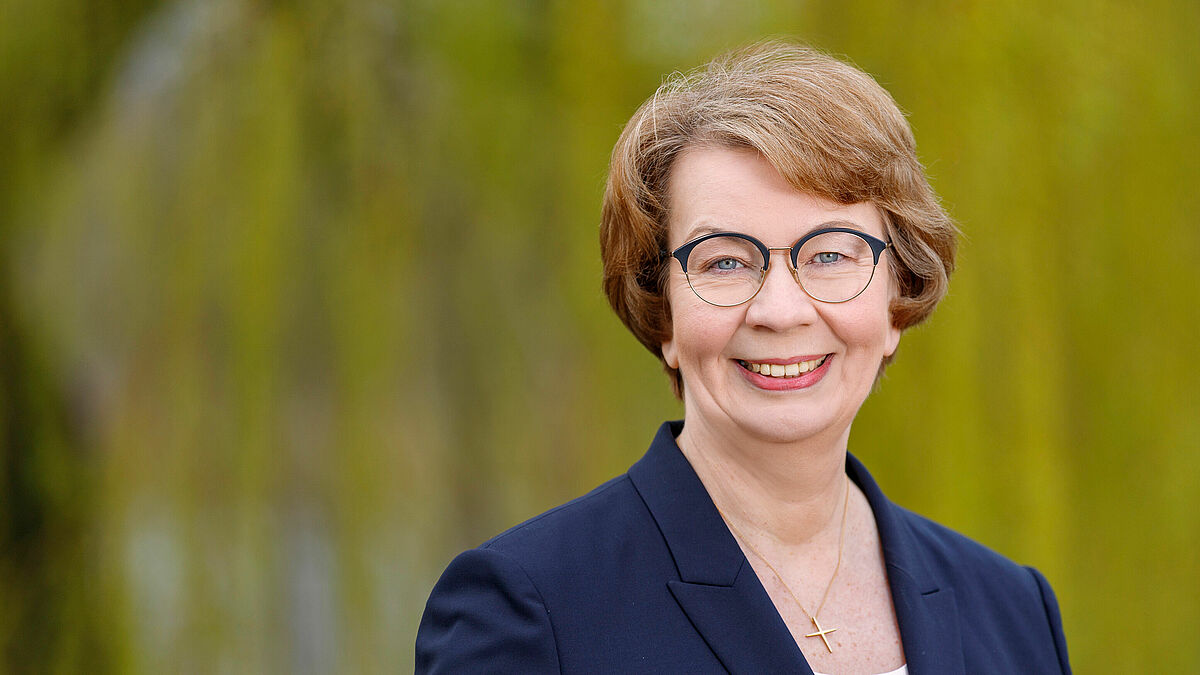 Landesbischöfin Kühnbaum-Schmidt im Schlosspark
