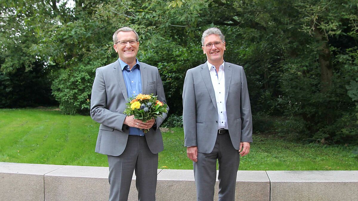 Der gewählte Propst Thielko Stadtland (links) und Propst Dr. Thomas Bergemann nach der der Wahl.