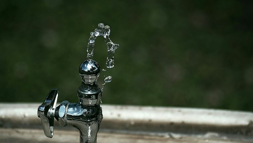 Trinkwasserbrunnen sprudelt.