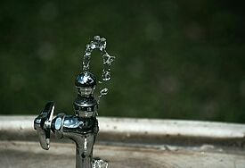 Trinkwasserbrunnen sprudelt.
