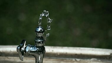 Trinkwasserbrunnen sprudelt.