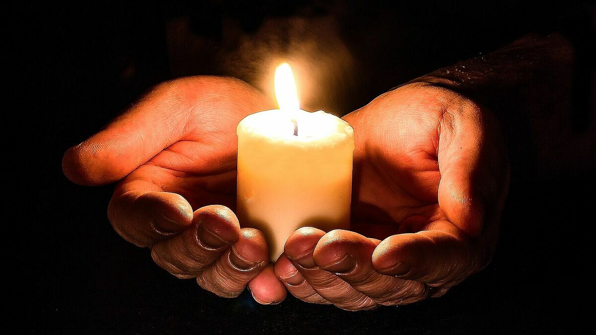 Ein Licht geht um die Welt, um an verstorbene Kinder zu erinnern - so die Idee des Aktionstages "Weltweites Kerzenleuchten" (Symbolbild)