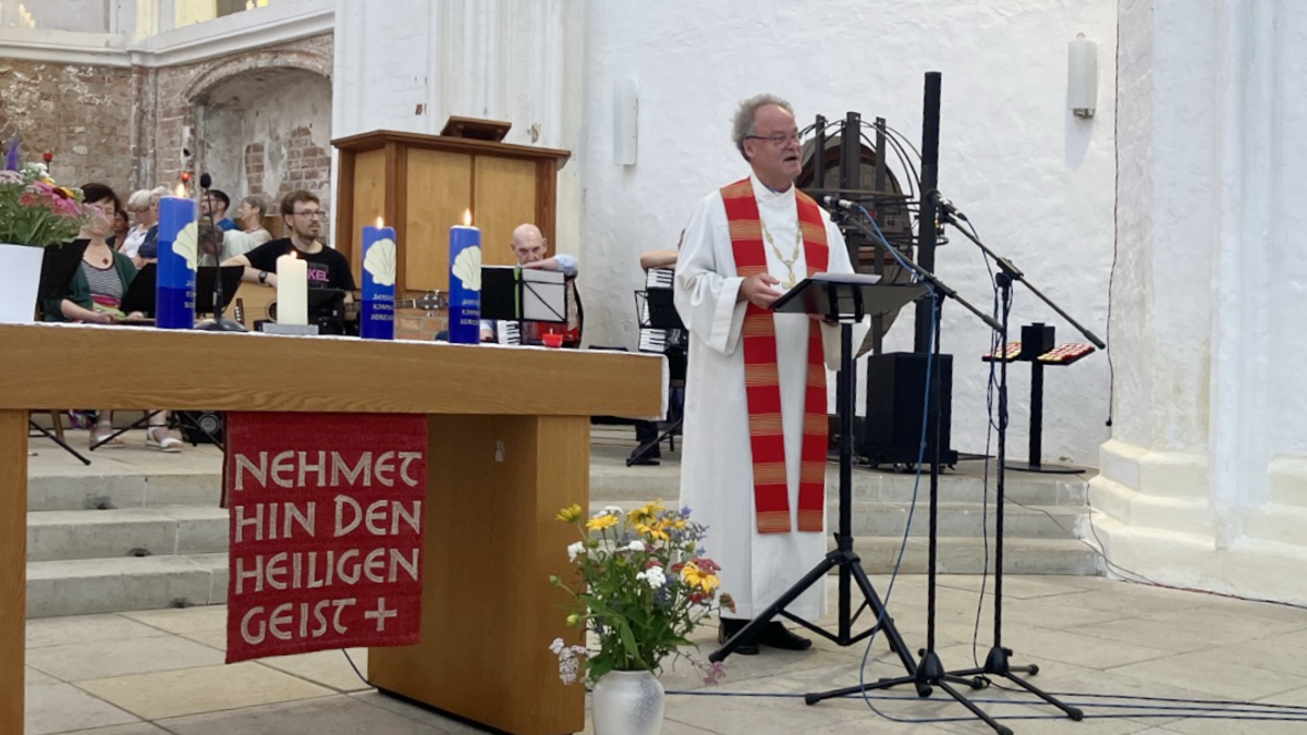 Bischof Tilman Jeremias beim Festgottesdienst zur Fusion der neuen Rostocker St.-Jakobusgemeinde. @Sebastian Gunkel / Nordkirche