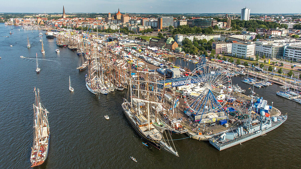 Vogelperspektive auf den Stadthafen Rostock zur Hanse Sail.