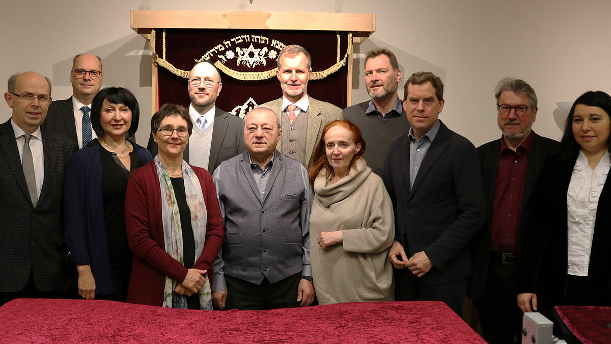 Die Teilnehmerinnen und Teilnehmer der Gesprächsrunden sowie Mitglieder der Jüdischen Gemeinde Kiel: Bischof Gothart Magaard (v.l.), Dr. Inna Shames, Lars-Uwe Klindt, Gebäudemanagement, staatlicher Hochbau, Liegenschaftsverwaltung im Finanzministerium, Ministerin Monika Heinold, Walter Joshua Pannbacker, Dr. Alexander Friedmann, Jens Bahr, Esther Gutmann, Kalsu Besteher, Dr. Ulf Kämpfer, Pastor Joachim Liß-Walter, Julia, Kharytonova.