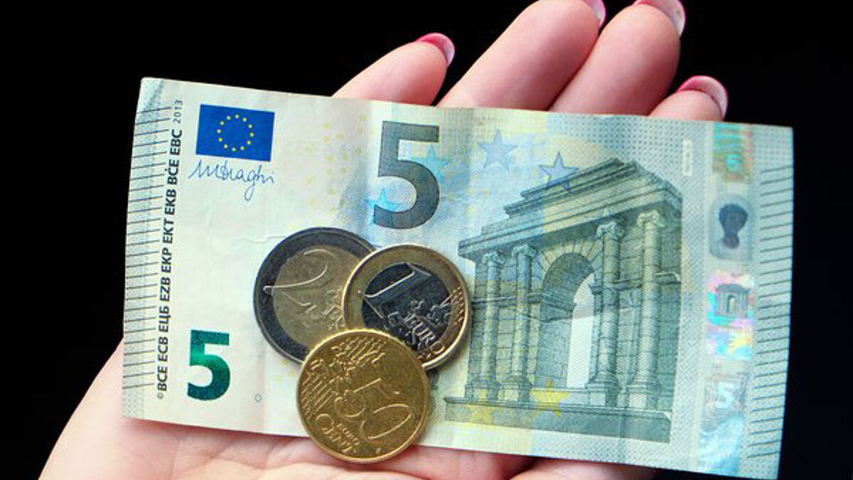 Ob Münzen oder Scheine - Geld für die Dorfkiche ist willkommen