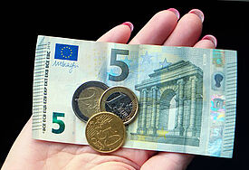 Ob Münzen oder Scheine - Geld für die Dorfkiche ist willkommen