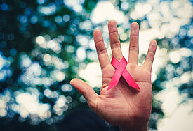 Die Rote Schleife ist weltweit ein Symbol der Solidarität mit HIV-Infizierten und Aids-Kranken