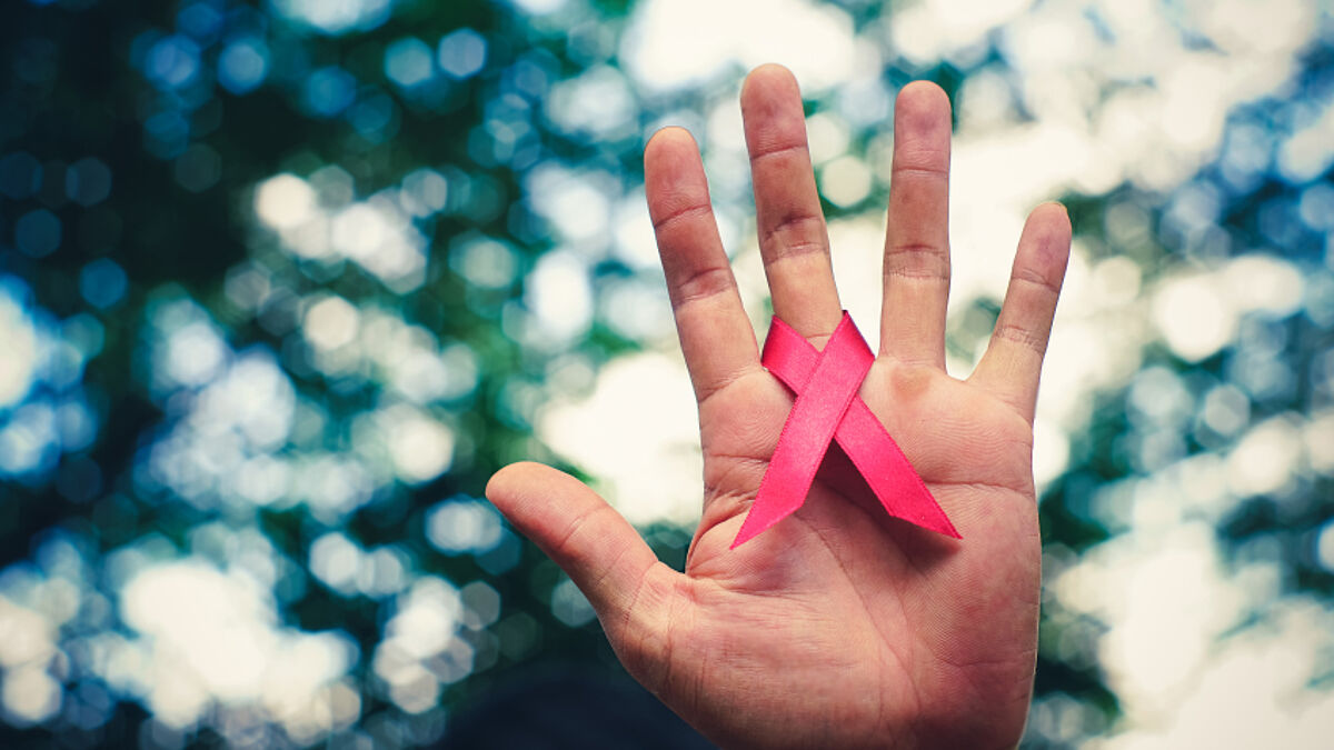 Die Rote Schleife ist weltweit ein Symbol der Solidarität mit HIV-Infizierten und Aids-Kranken