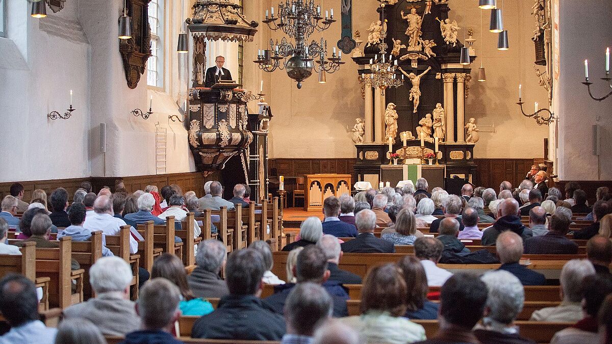 Predigte im Eröffnungsgottesdienst: Bischof Gothart Magaard (Evangelisch-Lutherische Kirche in Norddeutschland)  -  Mit einem Gottesdienst in der St.Lorenz-Kirche in Travemünde wurde am 26.9.16 der Deutsche Pfarrertag eröffnet.
