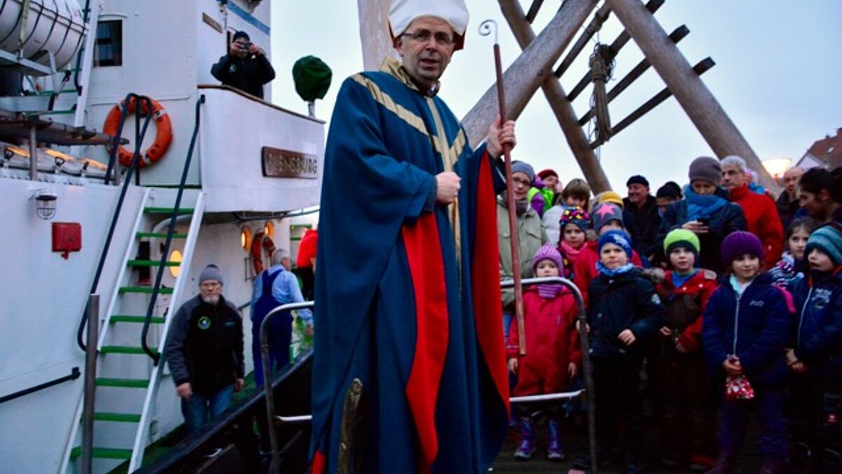 Als Nikolaus von Myra kam Bischof Gothart Magaard mit dem Schiff nach Flensburg
