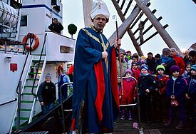 Als Nikolaus von Myra kam Bischof Gothart Magaard mit dem Schiff nach Flensburg