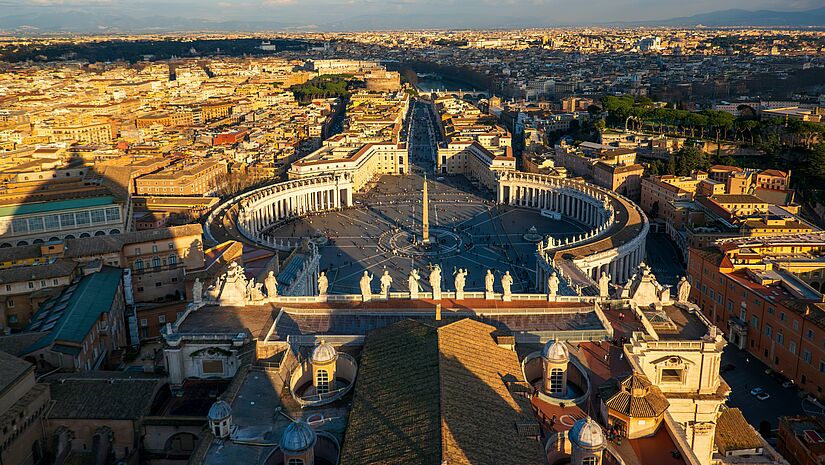 Blick auf den berühmten Petersplatz in Rom