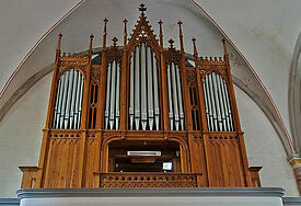 Orgel in hellem Holz unter weißem, gotischen Bogenhimmel