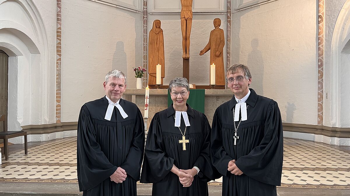 Landesbischöfin Kristina Kühnbaum-Schmidt führt Oberkirchenrat Marcus Antonioli (re.) in sein Amt als Personaldezernent ein. Links: Oberkirchenrat Wolfgang Boten.