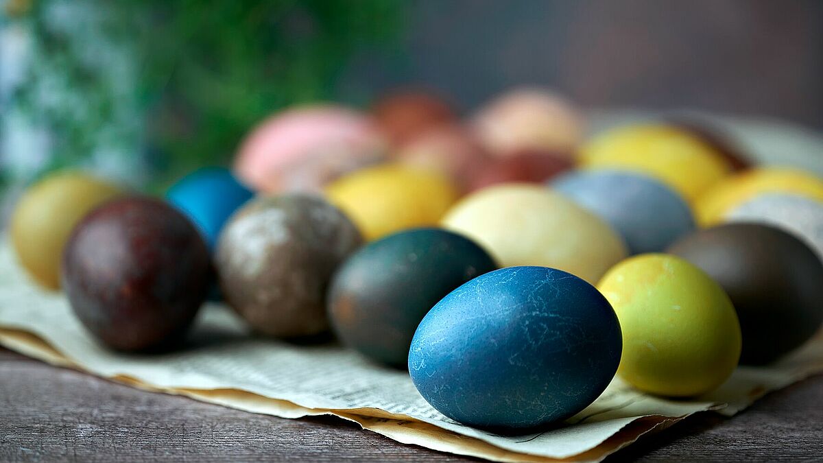 Eier zu Ostern habe eine lange Tradition. Sie stehen für Neuanfang und Leben. Auch beim jüdischen Pessach-Fest gehören sie zum Seder-Mahl.