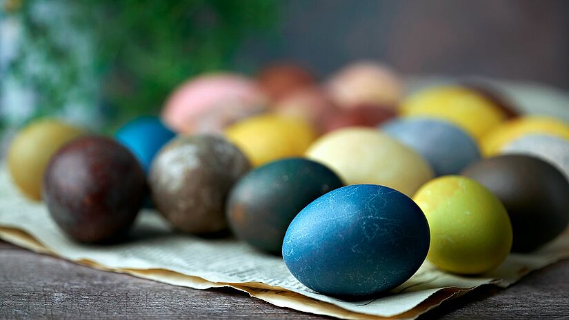 Bunte Eier sind ein Klassiker. Sie zieren fast alle Osterkörbchen. Bunte Eier