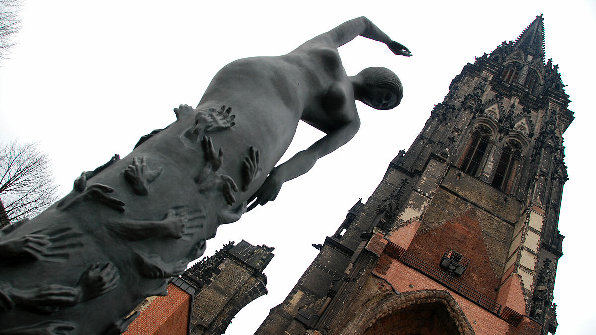 Der Turm der 1943 zerstörten evangelischen Hauptkirche St. Nikolai in Hamburg mit der Bronzeplastik "Erden Engel" von Edith Breckwoldt. Die vierthöchste Kirche der Welt brannte im Hamburger Feuersturm aus und ist heute Mahnmal für die Opfer von Krieg und Gewalt. 
