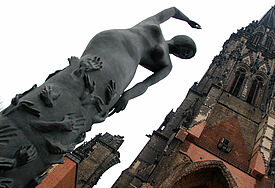 Der Turm der 1943 zerstörten evangelischen Hauptkirche St. Nikolai in Hamburg (Archivbild, derzeit eingerüstet) mit der Bronzeplastik "Erden Engel" von Edith Breckwoldt.