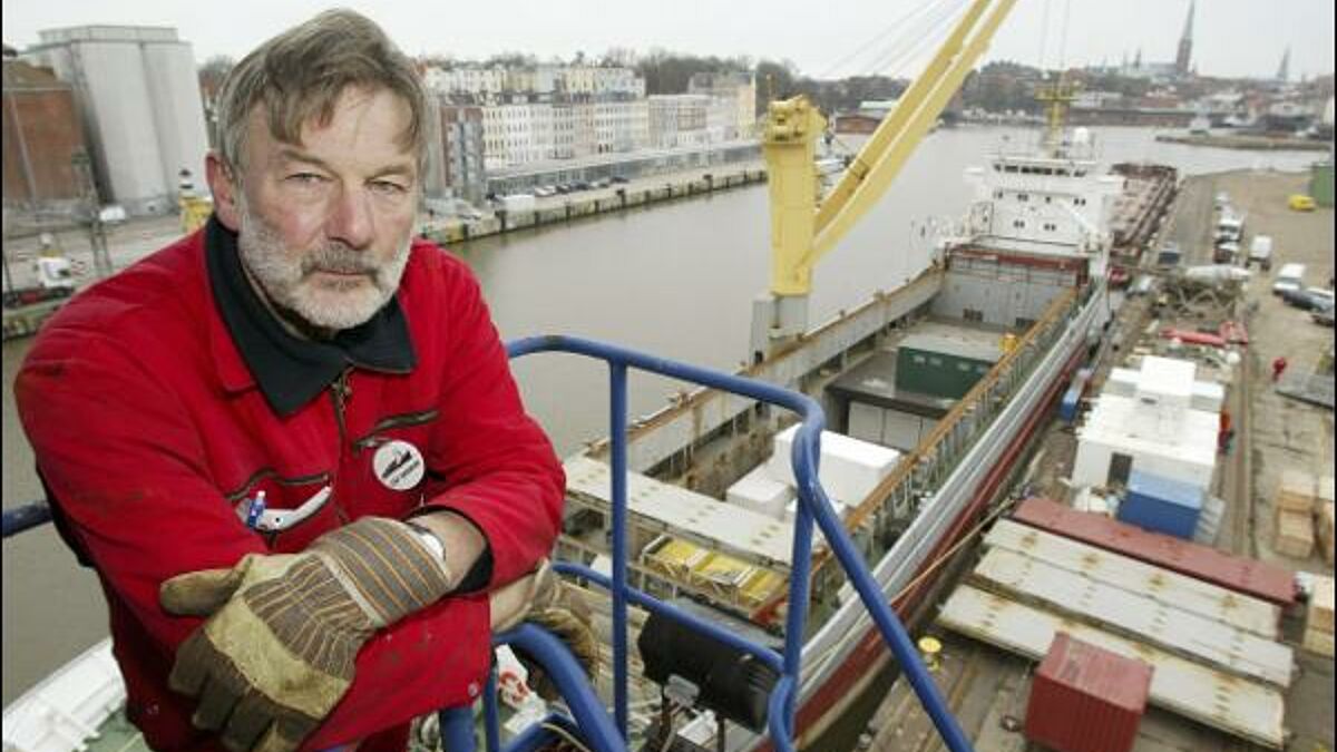 Stefan Schmidt, Flüchtlingsbeauftragter von Schleswig-Holstein. Das Archivbild zeigt ihn vor dem Frachter der gleichnamigen Hilfsorganisation "Cap Anamur"