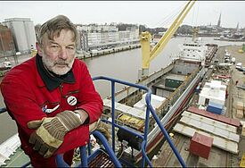 Stefan Schmidt, Flüchtlingsbeauftragter des Landes Schleswig-Holstein. Das Archivbild zeigt ihn auf dem Frachter der gleichnamigen Hilfsorganisation "Cap Anamur" (epd-bild)