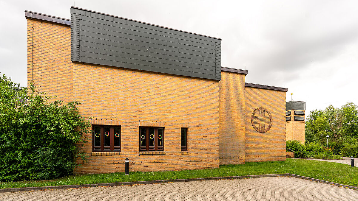 Die Christuskirche Greifswald ist ein moderner Kirchenbau. Sie entstand zu einer Zeit, in der im Westen kaum noch Neubauten sakraler Gebäude errichtet wurden. 