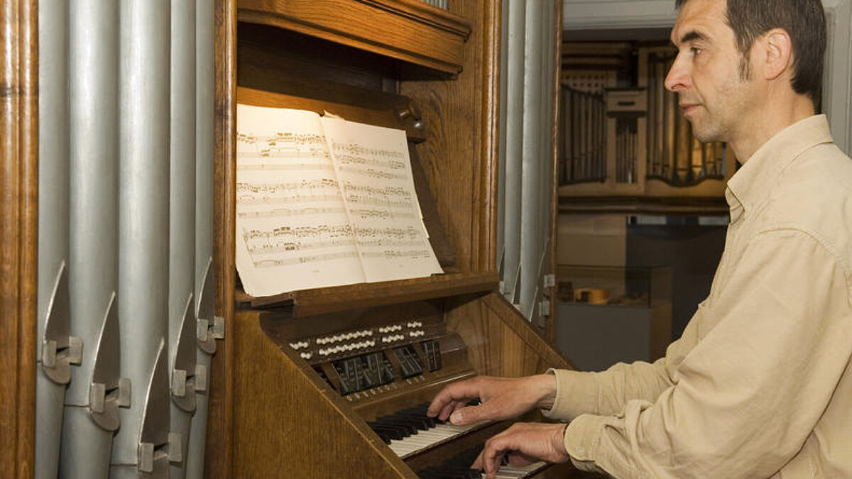 Kirchenmusiker Friedrich Drese an der Jehmlich-Orgel im Orgelmuseum