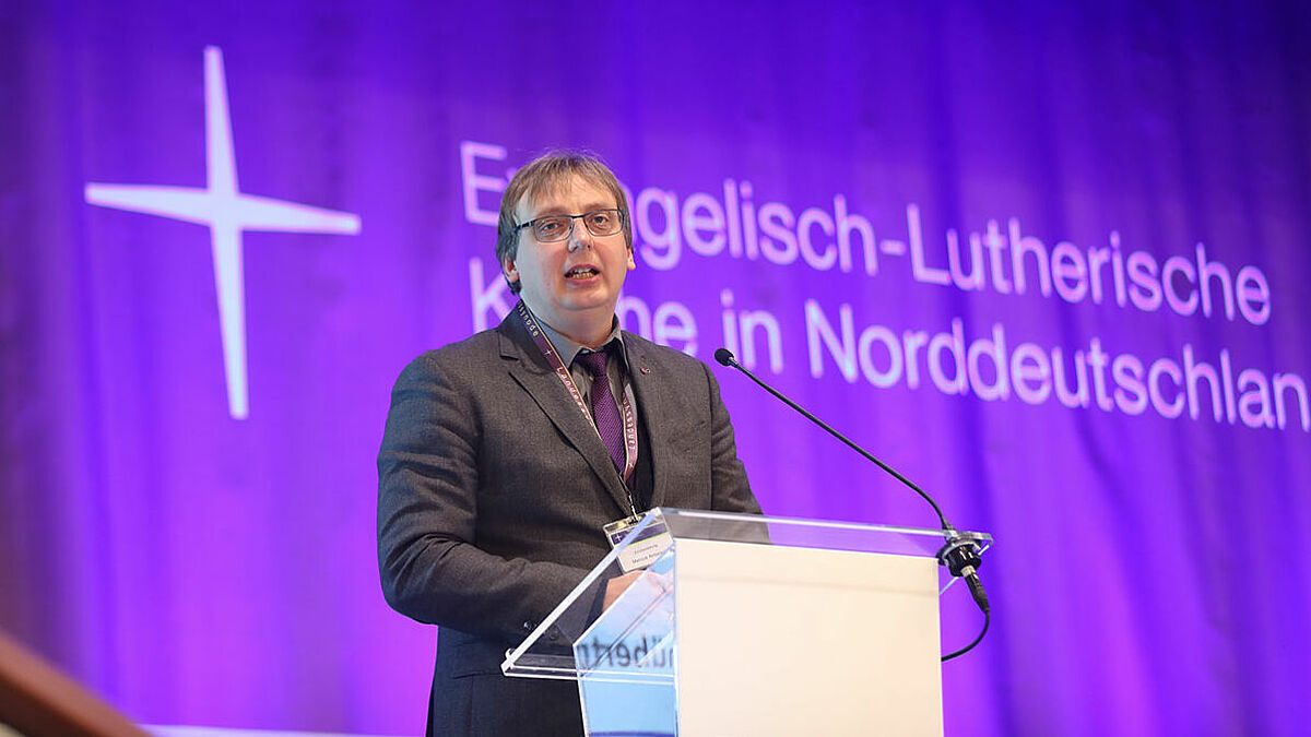 Propst Marcus Antonioli, Mitglied der Kirchenleitung, stellte den Synodalen den Entwurf zum Kirchbaugesetz vor