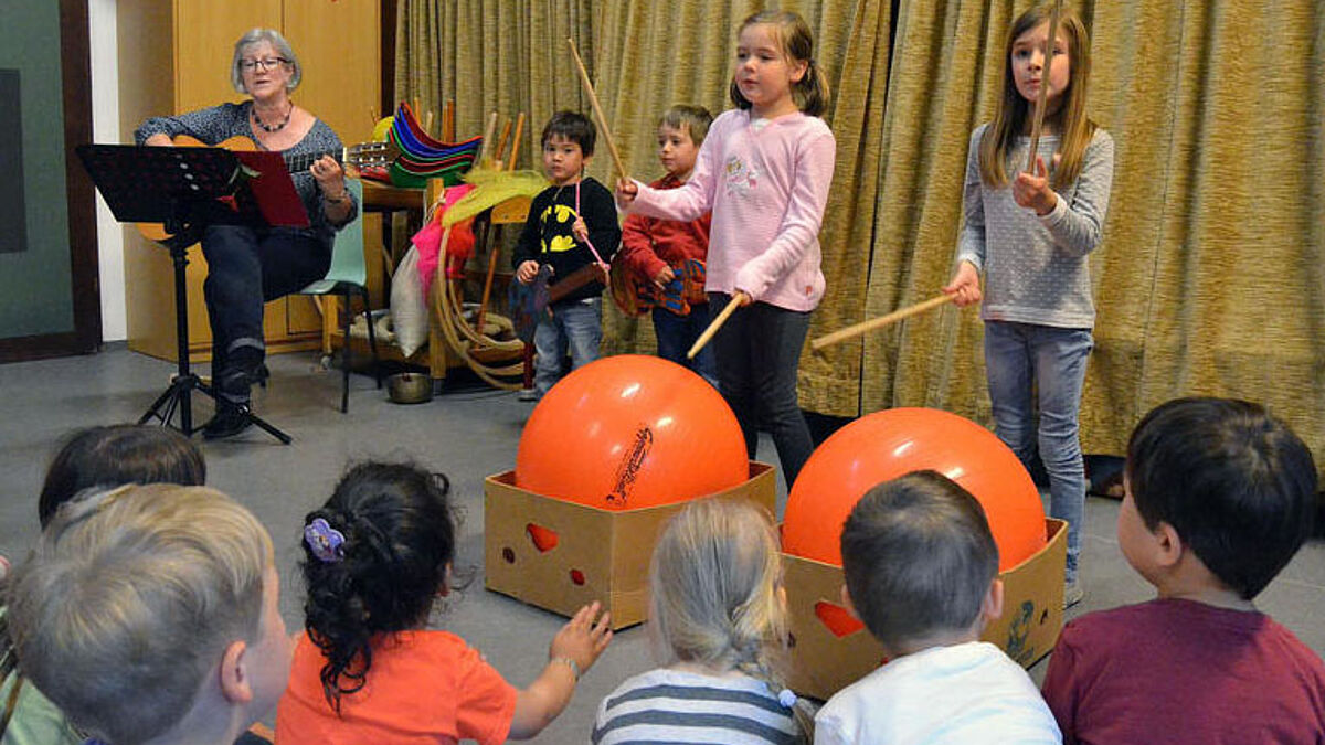 Jungen und Mädchen in der Kita der evangelischen Auferstehungskirche in Augsburg beim Singen