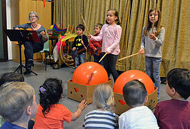 Jungen und Mädchen in der Kita der evangelischen Auferstehungskirche in Augsburg beim Singen