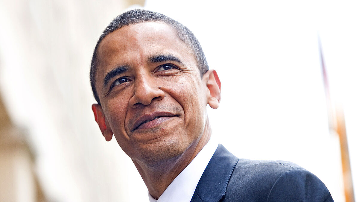 Hoher Besuch zum Kirchentag in Berlin: Der ehemalige US-Präsident Barack Obama spricht mit Bundekanzlerin Angela Merkel vor dem Brandenburger Tor.
