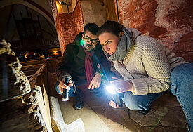 Restauratorin Lea Morath und der Bauhistoriker und Dendrologe Tilo Schöfbek untersuchen ein frühmittelalterliches Chorgestühl der Kirche im mecklenburgischen Gägelow bei Sternberg (20.3.2024).