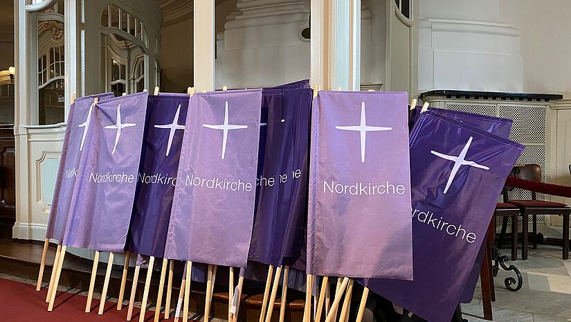 lila Flaggen der Nordkirche