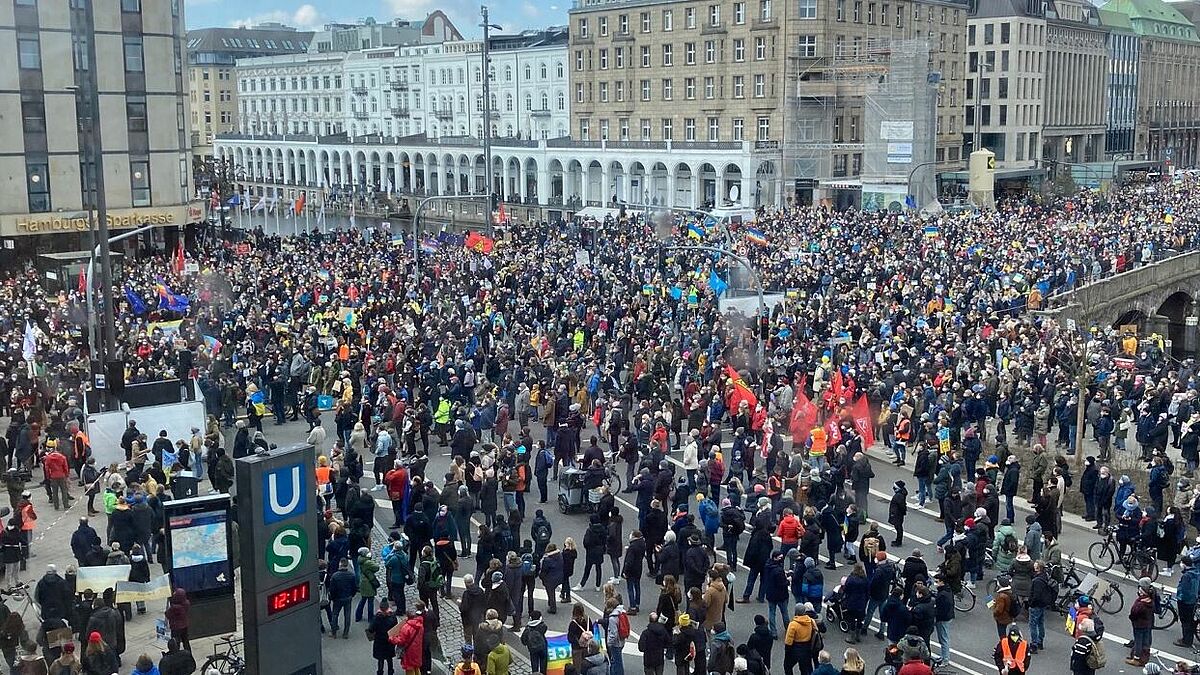 Tausende gingen am 5. März in Hamburgs Innenstadt auf die Straße, um für den Frieden zu demonstrieren. 