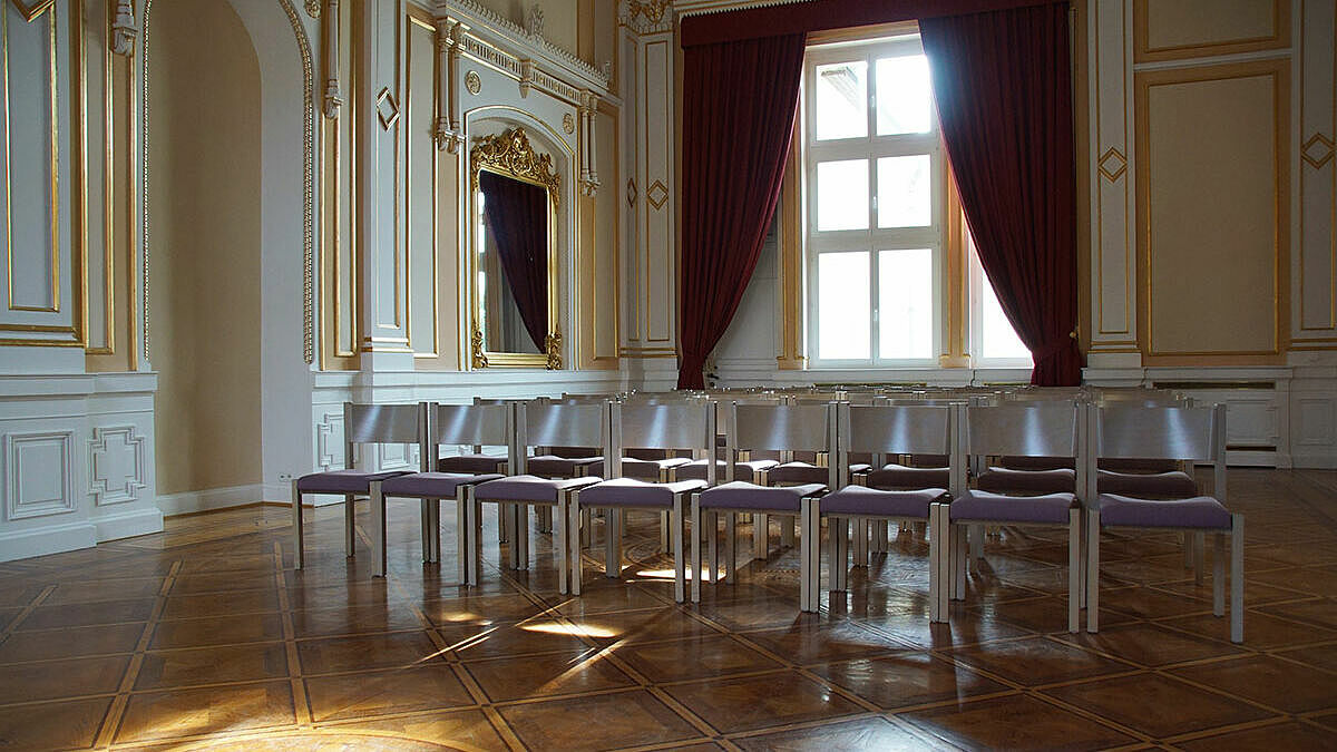 Im Festsaal des Landeskirchenamtes an der Münzstraße in Schwerin werden die sieben jungen Autorinnen und Autoren im Rahmen der Reihe "amtsKULTUR" lesen