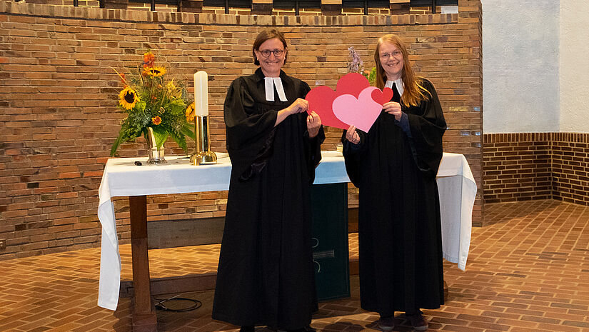 Pastorin Mirjam Kull (l.) und Pastorin Maike Windhorn-Stolte