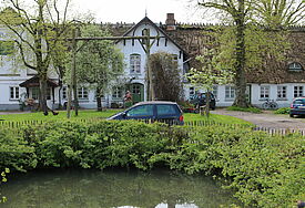 Blick auf das Wohnhaus und die Hofbäckerei