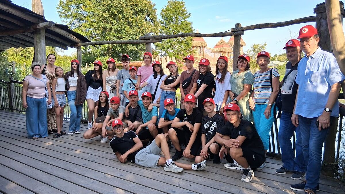 Die Gruppe unternimmt einen Ausflug in den Vogelpark. Es soll eine möglichst unbeschwerte Zeit werden. 