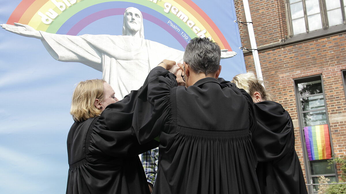 Segen vor dem Regenbogen-Jesus