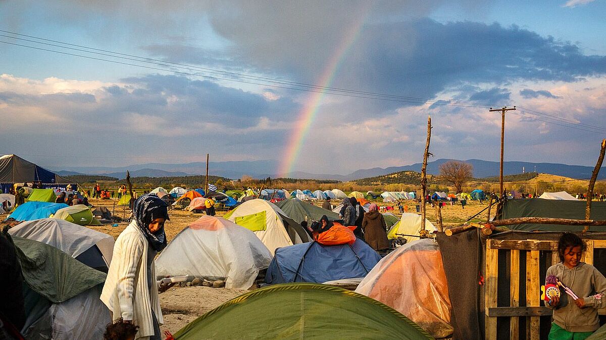 Flüchtlingslager in Idomeni (Griechenland), aufgenommen von David Lohmüller. Dies ist eine der Aufnahmen, die nachher auch im Musikvideo "Du bist nicht allein" vorkommen wird.